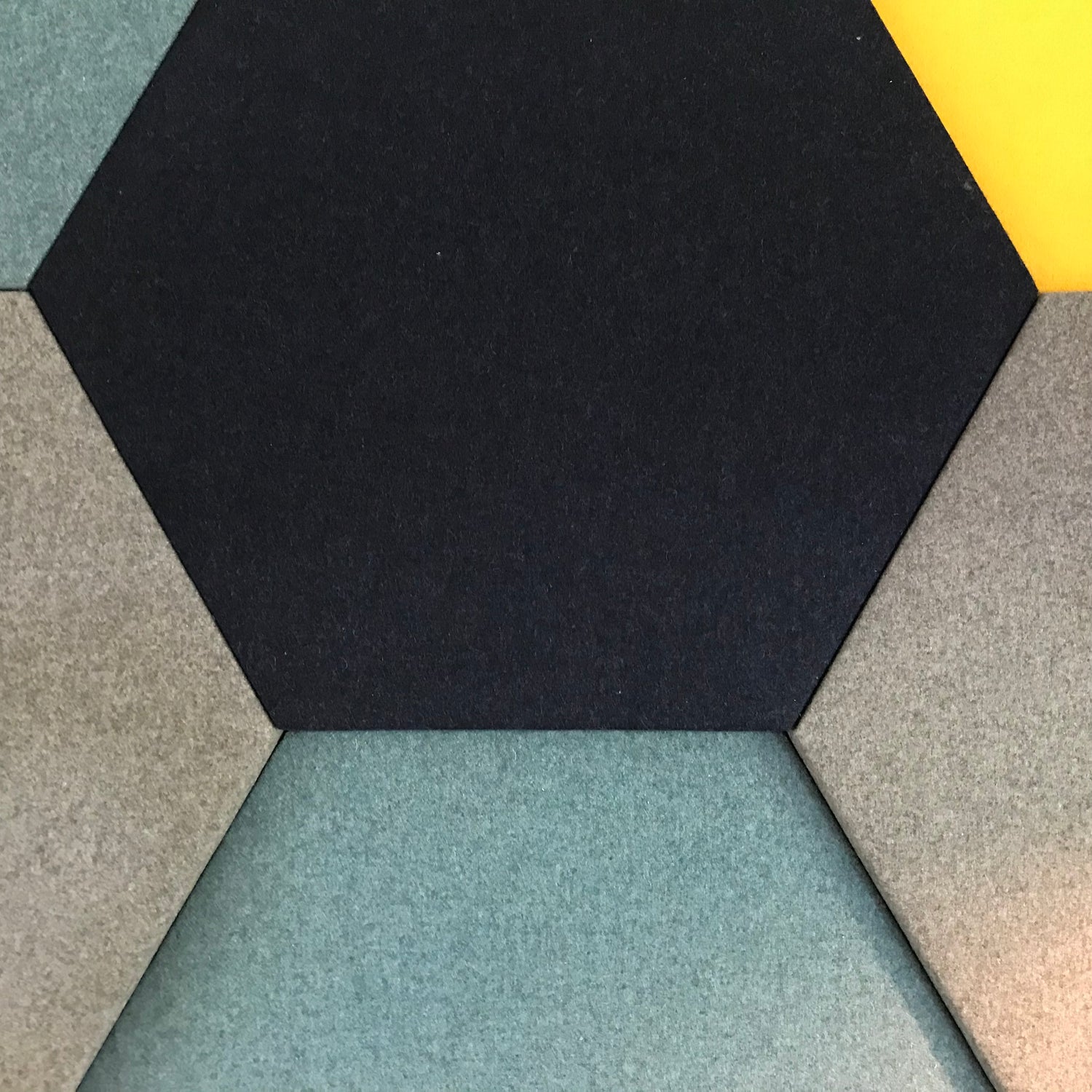 Hexagon zelfklevende akoestische panelen, 18-delige geluidsabsorberende wand met hoge dichtheid Hexagon zelfklevende akoestische panelen, 18-delige geluidsabsorberende wand met hoge dichtheid